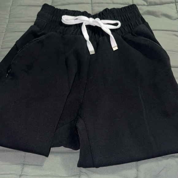 Black gymshark x whitney Simmons sweatpants - Picture 1 of 7